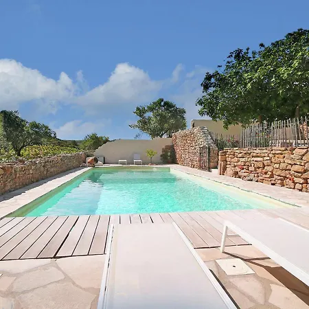 Secluded In With Pool 아파트